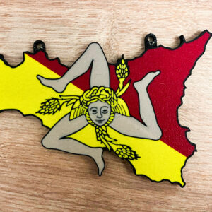 Decorazione artigianale in stampa 3D della Trinacria siciliana. Realizzata in PLA opaco, unisce tradizione e design per celebrare la cultura dell’isola.