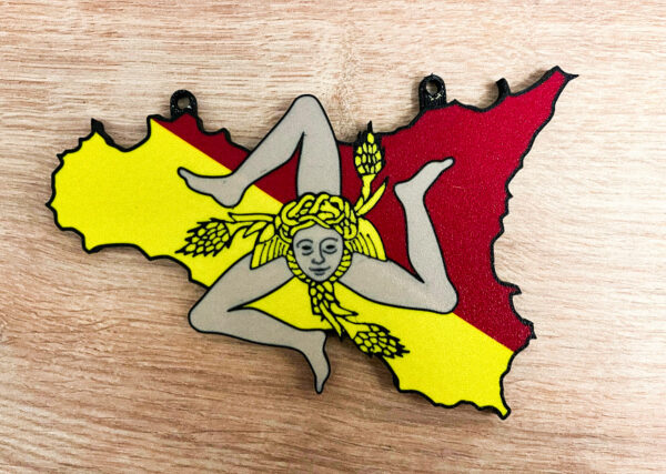 Decorazione artigianale in stampa 3D della Trinacria siciliana. Realizzata in PLA opaco, unisce tradizione e design per celebrare la cultura dell’isola.